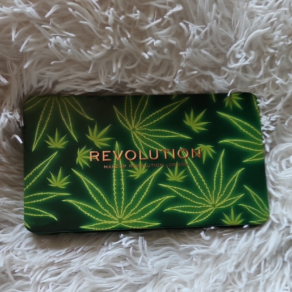 🍃💨NEW MAKEUP REVOLUTION FOREVER FLAWLESS CHILLED VIBES EYESHADOW PALETTE🍃💨 - Picture 2 of 5